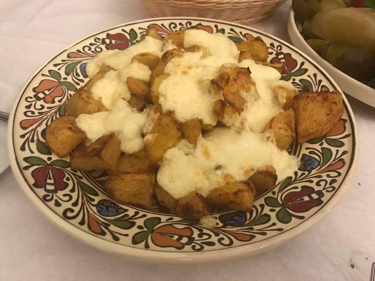 Cartofi Gratinați cu Brânză de Oi